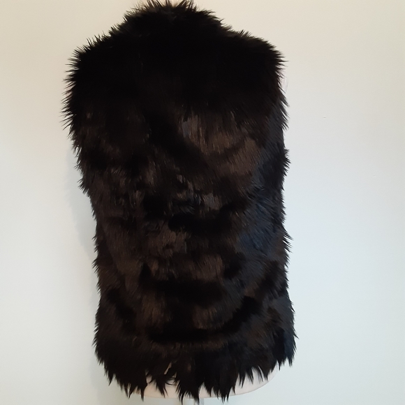 ELLISON FAUX FUR  VEST - Picture 7 of 12